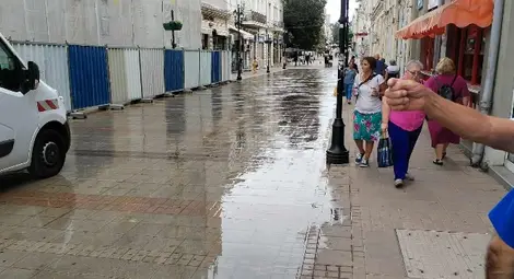 По &bdquo;Александровска&ldquo; тече река! Минувачи взеха демонстрация за авария