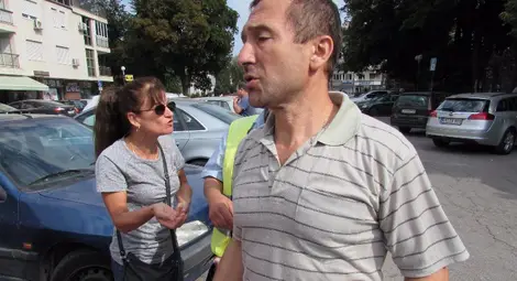 Защо когато паркираме няма никой, а веднага след това ни слагат скоба, недоумяваше вчера глобеното семейство. Снимка: Утро