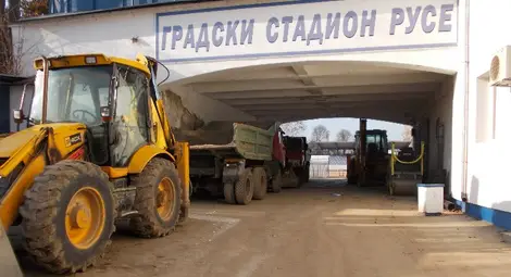 Техниката на фирмата е &bdquo;на паркинг&ldquo; в тунела на стадиона. Снимки: Георги ХРИСТОВ