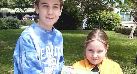 Седмокласникът от МГ Никола Андреев реши теста и за своята група, и този за възрастни, а след това се присъедини към организаторите. Снимка: Академика БГ