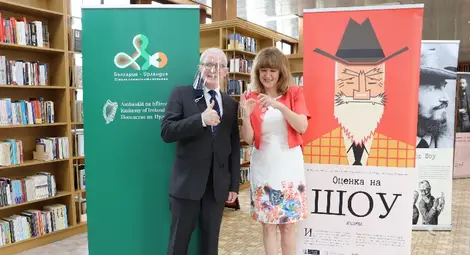 Посланик Форбс откри експозицията &bdquo;Оценката на Шоу&ldquo; и обеща нова изложба - за Джеймс Баучер. Снимка: РБ &bdquo;Л. Каравелов&ldquo;