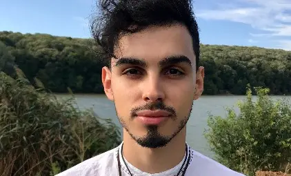 Симеон Стефанов - архитектът с диплома от Манчестър, който протестира, като пее