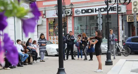 Ученици от Училището по изкуствата свириха за русенци на различни места в града. 			Снимка: Община Русе