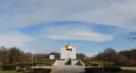 Небето се отвори символично вчера над Пантеона. Красивата гледка бе запечатана от обектива на един от ревностните изследователи на местната и националната история Стоян Стоянов.