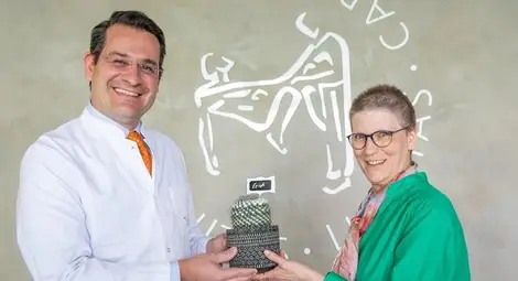 Проф. Шмелцле със спасената Сузане Фимайер Проф. Шмелцле със спасената Сузане Фимайер