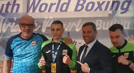 Викторио след триумфа в Будва. До него /с костюма/ е президентът на федерацията Красимир Инински. Крайният вдясно е легендата Детелин Далаклиев.    Снимка: БФБ