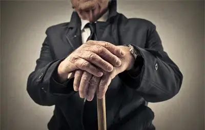 Освободиха 82-годишен британец от работa, тръгнал си три минути по-рано Освободиха 82-годишен британец от работa, тръгнал си три минути по-рано