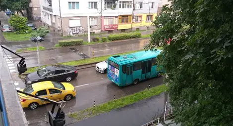 18 л/кв.м дъжд за 30 минути прати шофьорите в насрещното движение