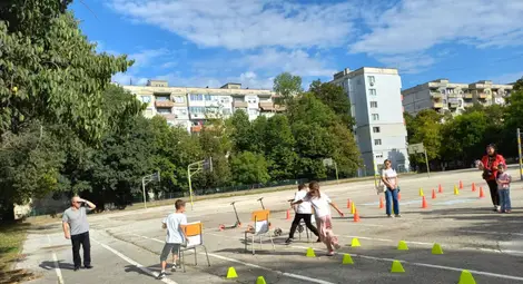 Спазвам правилата за безопасно движение - състезание по безопасност на движението в училище "Възраждане" в Русе Спазвам правилата за безопасно движение - състезание по безопасност на движението в училище "Възраждане" в Русе