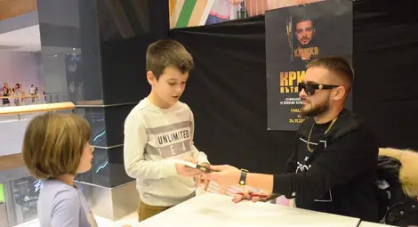 И бебета се наредиха за автограф и снимка с Криско