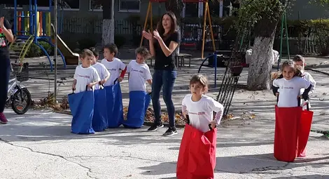 Игри и спортни надпревари на открито сприятеляват деца Игри и спортни надпревари на открито сприятеляват деца