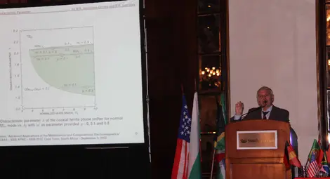Проф. Георги Георгиев представя Поканен доклад (с д-р Марияна Георгиева) на Международната конференция ICEAA, Кейптаун, ЮАР, 2012.