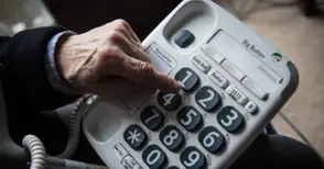 Телефонните измамници вече вземат лични документи и банкови карти
