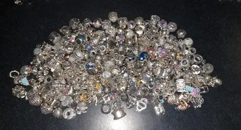 2 кг сребърни накити задържаха митничари в румънски автобус