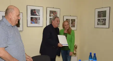 Поздравителен адрес на Максим Минчев от името на кмета Пламен Стоилов връчи зам.-кметът Наталия Кръстева. Снимка: Красимир СТОЯНОВ