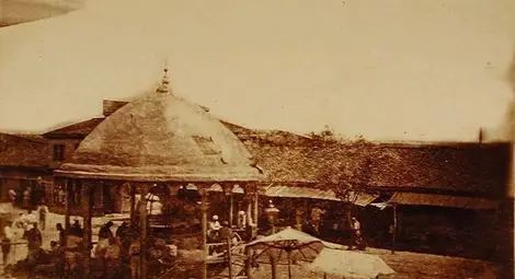 Жителите на града около градски фонтан-чешма. Фотография от 7 юни 1878 г.