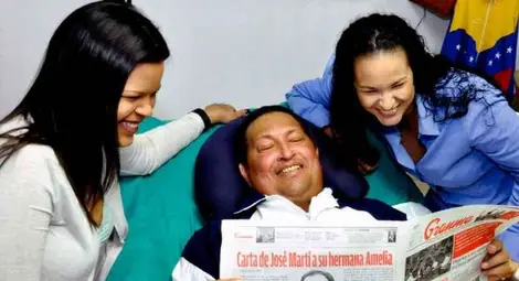 Чавес диша през тръба в гърлото