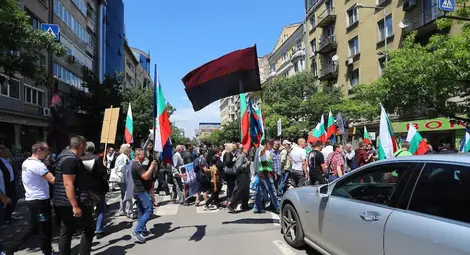 Протест пред ДПС: Слуги на Ердоган, България не е турска земя