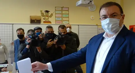 Министърът на здравеопазването упражни правото си на глас във Велико Търново, в СУ „Вела Благоева“ в най-големия великотърновски квартал – „Бузлуджа“ Министърът на здравеопазването упражни правото си на глас във Велико Търново, в СУ „Вела Благоева“ в най-големия великотърновски квартал – „Бузлуджа“