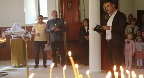 Областният управител Драгомир Драганов посети храма в Караманово по повод Възнесение Господне Областният управител Драгомир Драганов посети храма в Караманово по повод Възнесение Господне