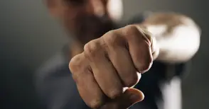 Младеж бит и обран пред приятелката си в „Чародейка“