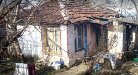 Три дечица гладни, без ток и под ключ в смърдящ коптор