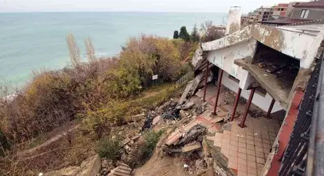 Брегът на "Трифон Зарезан" се свлича с по 1 см на ден към морето /галерия/