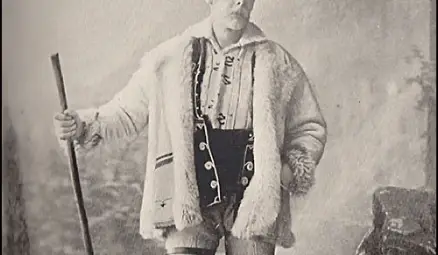 Баучер в българска народна носия.