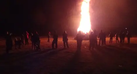 Младежи прескачаха огньове за празника Пунгеле в Ценово