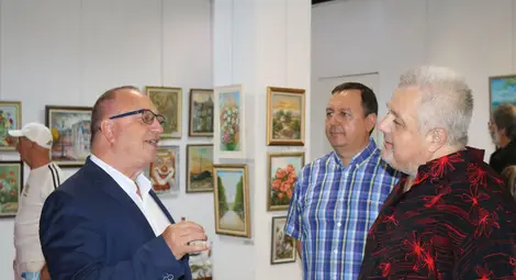 Изложба събира различните лица на лятото в галерията на „Борисова“ 6 в Русе Изложба събира различните лица на лятото в галерията на „Борисова“ 6 в Русе