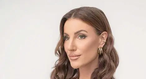 Юристката, водеща и инфлуенсърка Афродита Дармонска: Красотата е преходна, субективна, а и временна. Когато те подценяват, ги изненадваш много повече Юристката, водеща и инфлуенсърка Афродита Дармонска: Красотата е преходна, субективна, а и временна. Когато те подценяват, ги изненадваш много повече