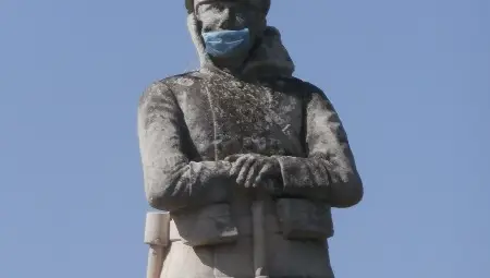 Паметникът на героите от войните  в Щръклево е с маска против Ковид