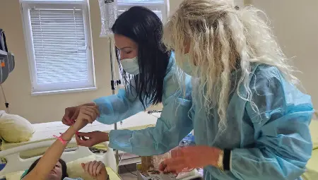 Гривни с наричания  получиха на Благовещение всички родилки в Русе от Жени ГЕРБ