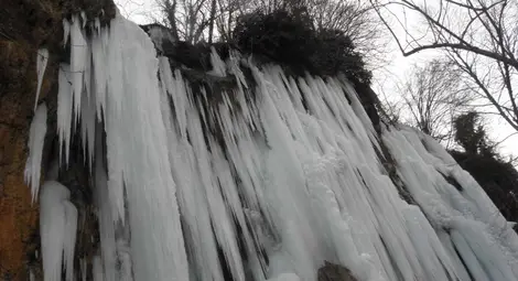 Водопад край Кюстендил замръзна, вледениха се косите на Света Ана