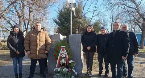 Председателят на СДС в Русе Станимир Станчев и съмишленици пред мемориала на площад &bdquo;Оборище&ldquo;.