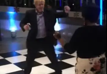 Борис Джонсън танцува с чашка в ръка срещу джадайски меч на жена