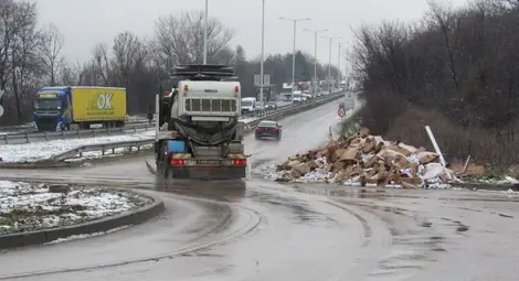 Румънски тир засипа с белина кръговото край Свободна зона