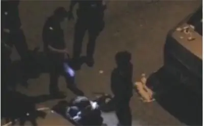 Омотаният с тоалетна хартия от полицаи бил крадец и бивш затворник (видео)