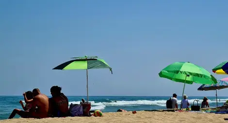 Повишени заплати и скъпи чадъри на морето