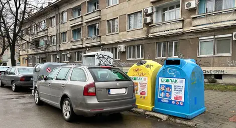 Община Русе призовава за спазване на забраната за паркиране в близост до съдовете за отпадъци