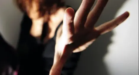 Заплахи от отвлечено момиче  стреснали двама насилници