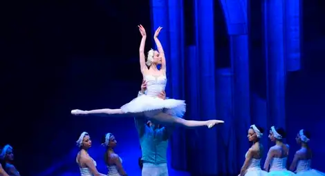 &bdquo;Лебедово езеро&ldquo; потопи публиката във вълшебството на Чайковски