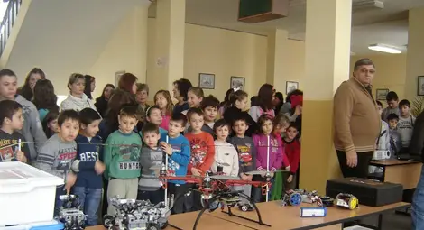 Роботи посрещат гости в университета