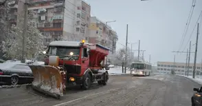 15 снегорина в Русе и 13 машини в областта посрещнаха първия сняг