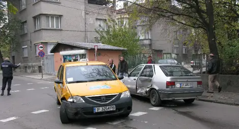 Клиентка на такси пострада в катастрофа