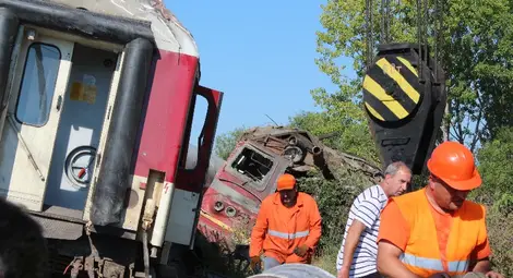 Танков влекач не успя да изтегли дерайлиралия локомотив