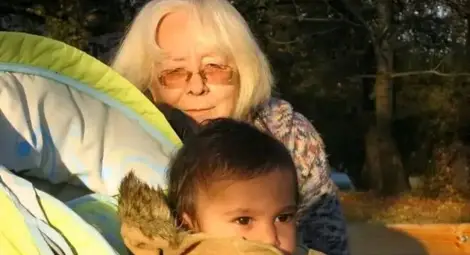 Свободка Стефанова с една от внучките си.