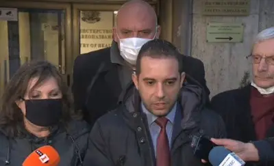 Ще прилагаме "АстраЗенека" у нас, но с повишено внимание при жени под 60 г. Ще прилагаме "АстраЗенека" у нас, но с повишено внимание при жени под 60 г.