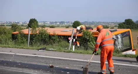 ТИР преобърна автобус на градския транспорт край Лозен, 12 души са в болница ТИР преобърна автобус на градския транспорт край Лозен, 12 души са в болница
