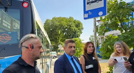 Директорът на „Общински транспорт Русе“ Александър Георгиев, зам.-кметът Димитър Недев и директорът общинската дирекция „Транспорт“ Кремена Минева. Снимка: „Утро“ Директорът на „Общински транспорт Русе“ Александър Георгиев, зам.-кметът Димитър Недев и директорът общинската дирекция „Транспорт“ Кремена Минева. Снимка: „Утро“